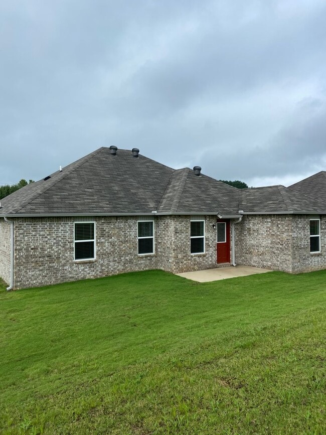 Building Photo - Preleasing Now! Four Bedroom | Two Bathroom Home in Fairview Haven