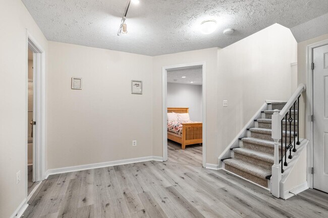 Building Photo - 6331 Claridge Dr S