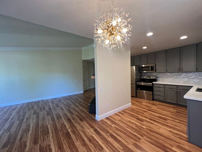 Building Photo - Modern & Renovated 2 Bed | 2 Bath Condo