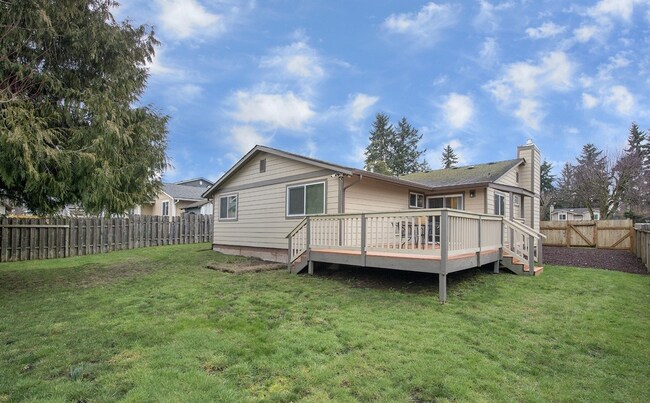 Building Photo - Bright Beautiful Home with huge fenced bac...