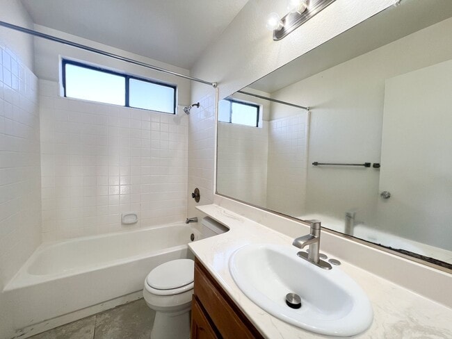 Building Photo - Newly Renovated 4 Bed, 3 Bath Home