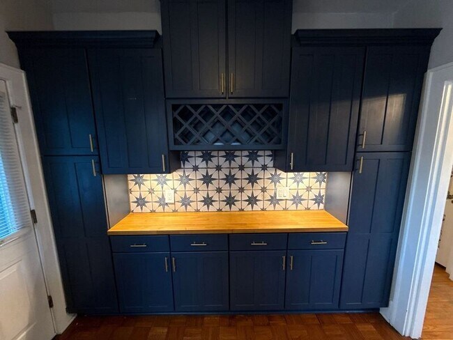 Building Photo - 1615 D St NE