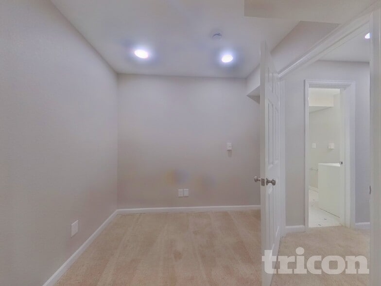 Building Photo - 301 Kingbird Cir