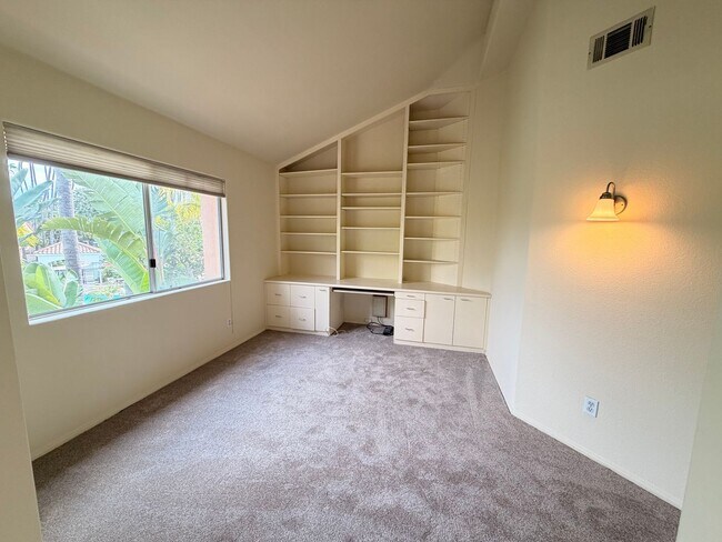 Building Photo - Beautiful 3 Bedroom, 2.5 Bathroom Newport ...