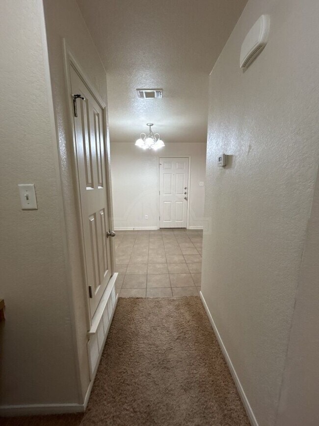 Building Photo - 1405 Cinch