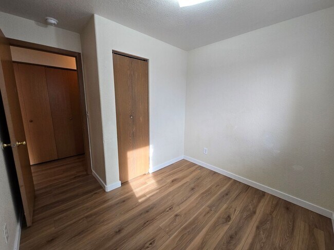 Building Photo - 810 N Siony