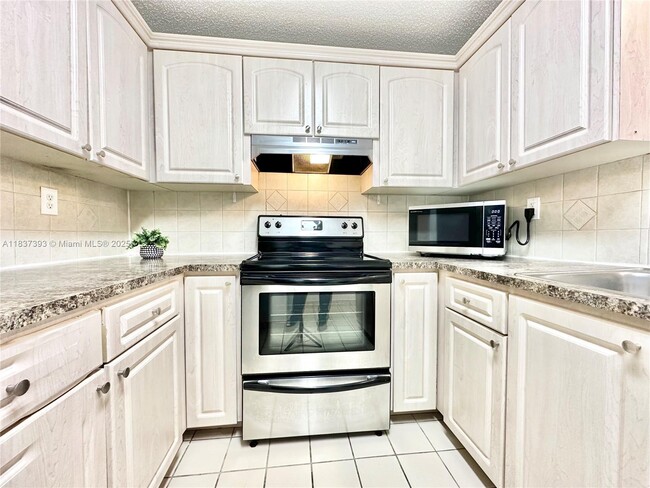 Building Photo - 351 Palm Way