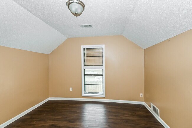 Building Photo - 5657 Rensslaer Dr