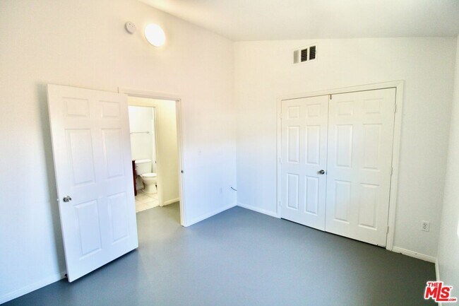 Building Photo - 6587 Oasis Ave