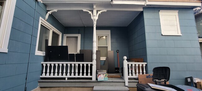 RR PORCH COZY - 212 S Main St