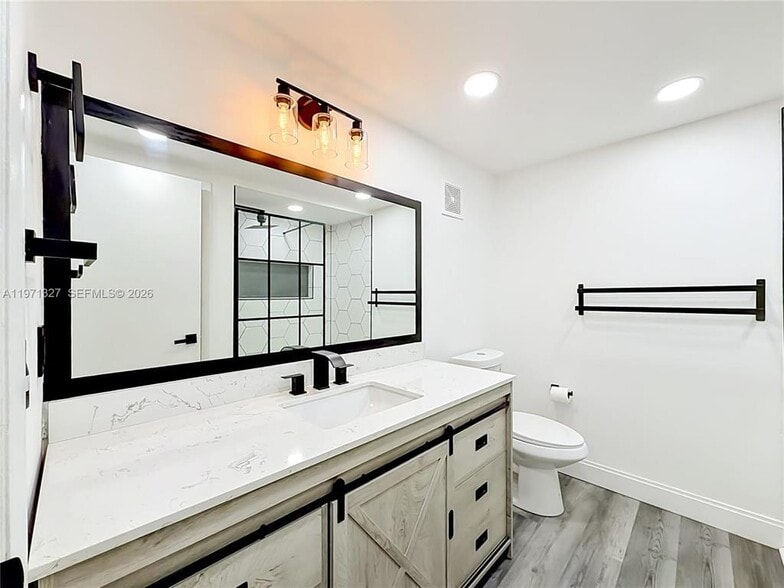 Building Photo - 210 Lakeview Dr