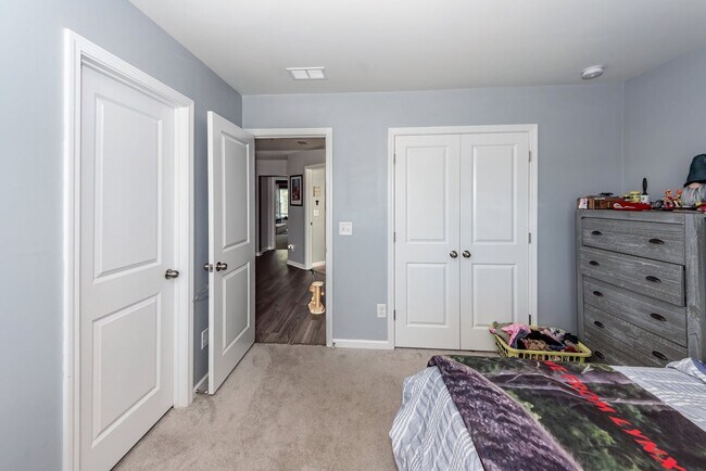 Building Photo - 4 Bedroom, 3.5 Bathroom Home in Summers Co...
