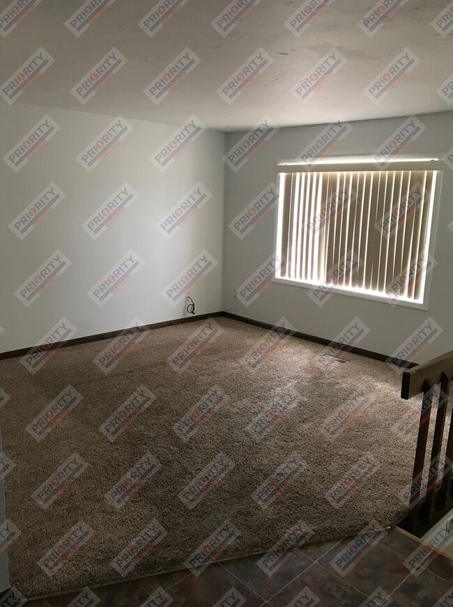 Building Photo - 3 bedroom, 2 bath 1,200 sqft