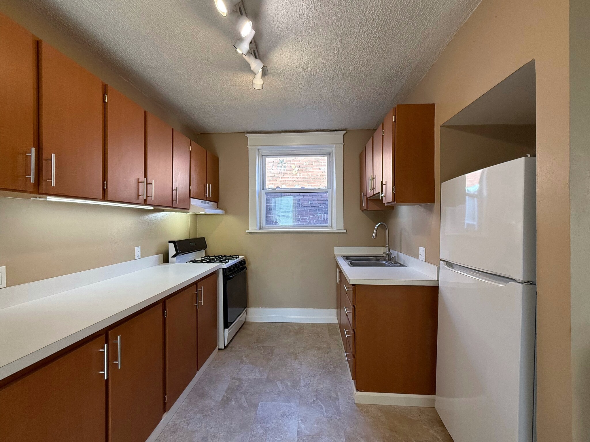 Building Photo - 1324 McCausland Ave