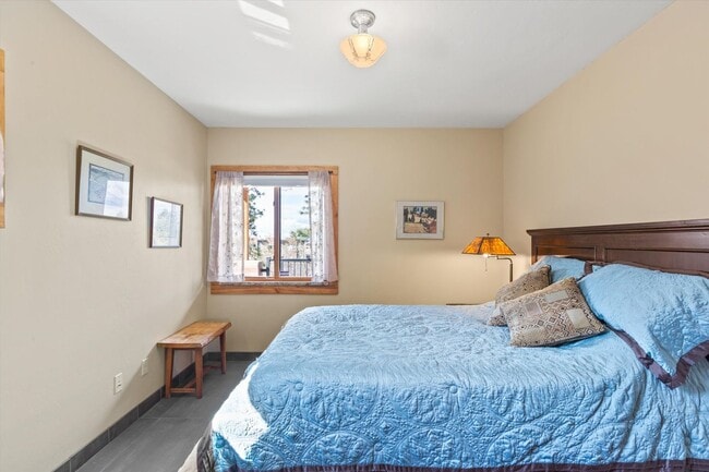 Building Photo - Fully-Furnished Short-Term Rental on South...