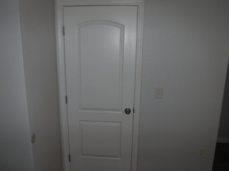 Building Photo - 712 N Santa Barbara #16