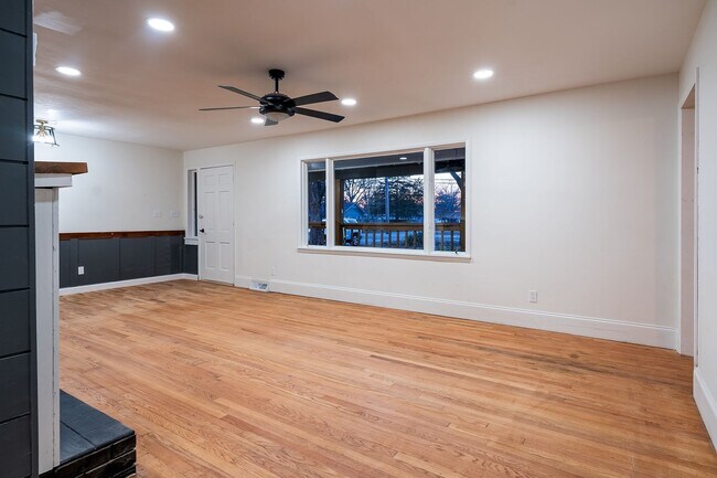 Building Photo - REMODELED 4 BEDROOM HOUSE