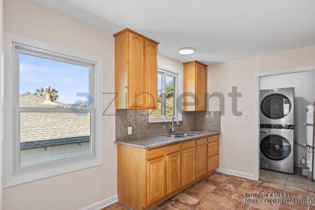 Building Photo - 682 Kern St