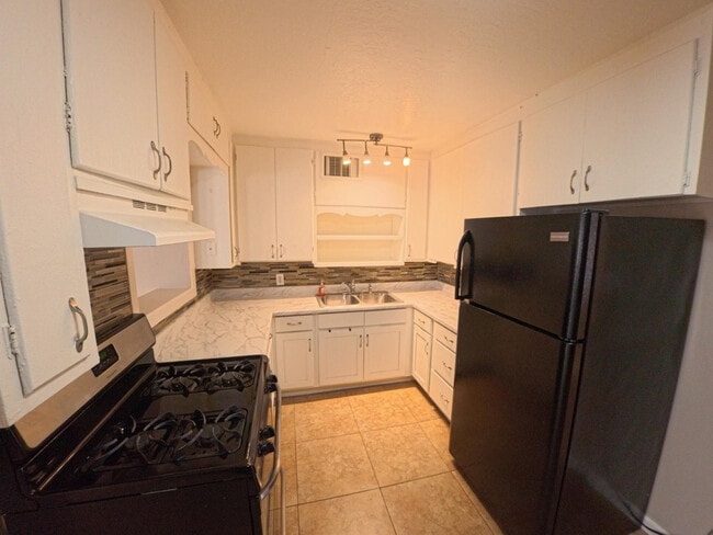 Building Photo - 449 E University Dr