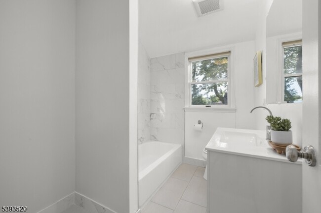 Building Photo - 4 Meadowbrook Rd