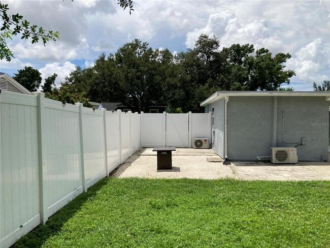 Building Photo - 7131 Orpine Dr N