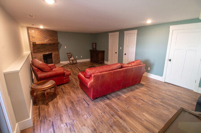 Building Photo - 3104 Oak Lawn Dr