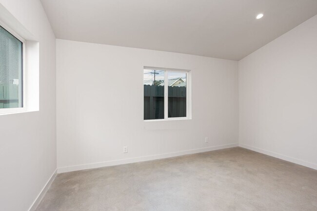 Building Photo - 126 1/2 Franklin Ct