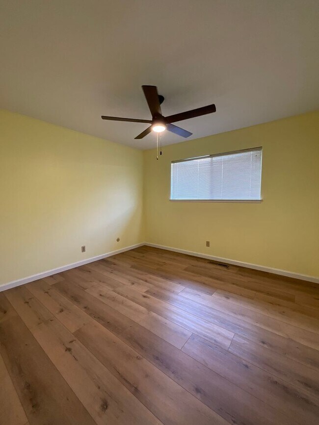 Building Photo - Beautiful Home in Established Fresno Neigh...