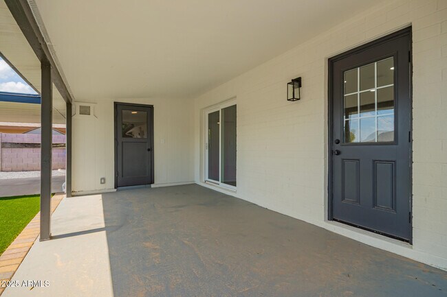 Building Photo - 1051 E Loyola Dr