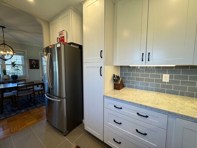Building Photo - Charming 1 Bed 1 Bath End Unit Condo In Am...