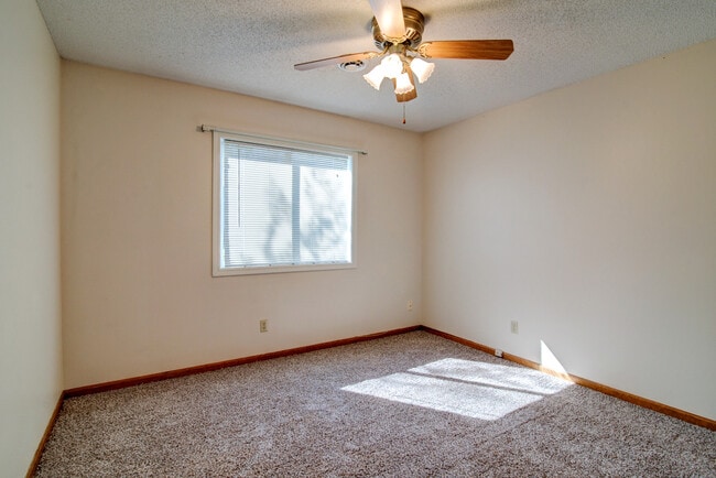 Building Photo - Close to Ft. Riley!!