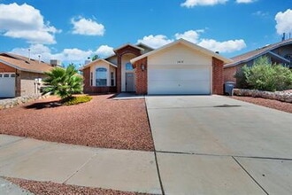 Building Photo - Single story 3 bedroom 2 bath home with REFRIGERATED AIR.