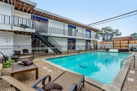 Building Photo - 2810 Beauchamp St