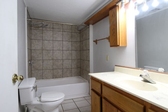 Building Photo - Charming & Convenient 2 bedroom 1 bathroom