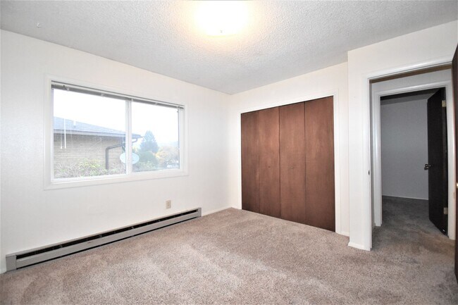 Building Photo - Great top floor 2 bed 1 bath condo, amazin...