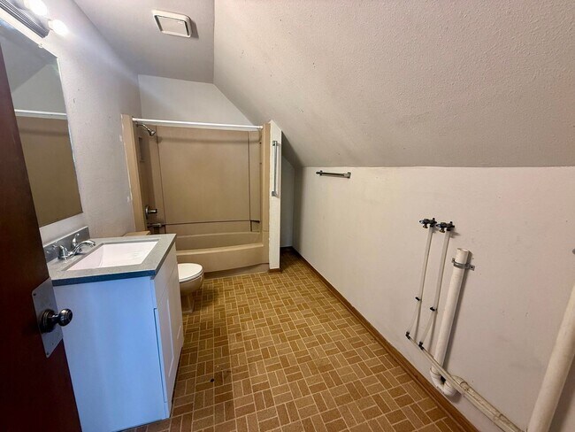 Building Photo - 724 Washington St