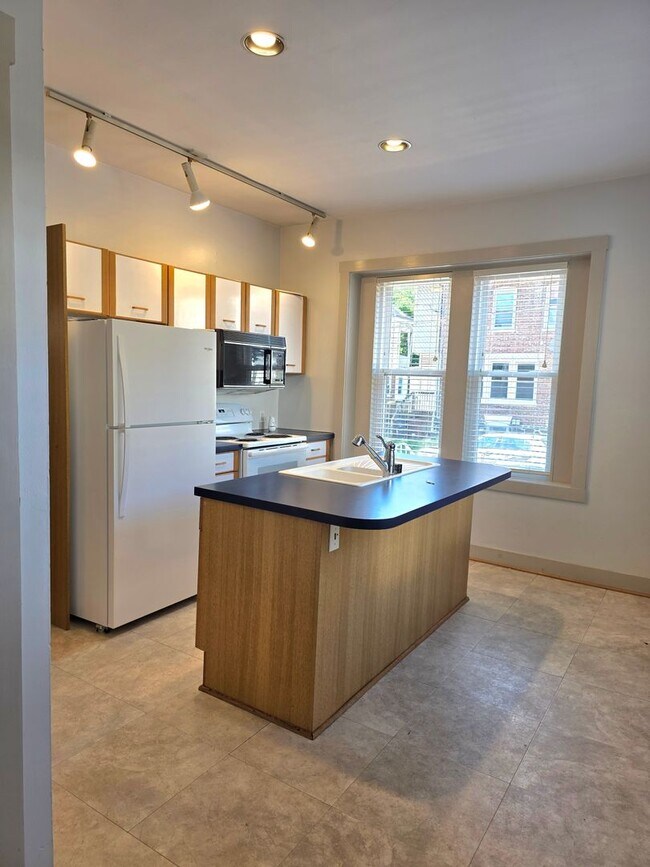 Building Photo - 420 W 22nd St
