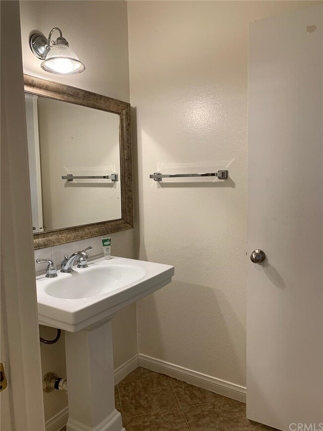 Building Photo - 543 Springbrook N