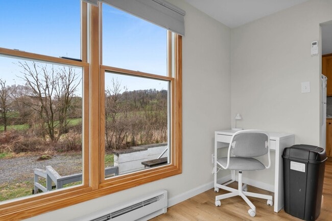 Building Photo - Fully Furnished Bright & Comfortable 1-Bedroom Cottage Available for Rent