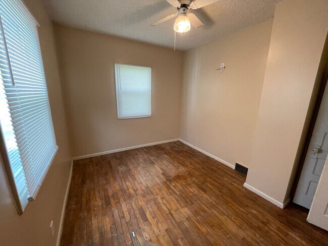 Building Photo - 3 bed farm house with 2 acres