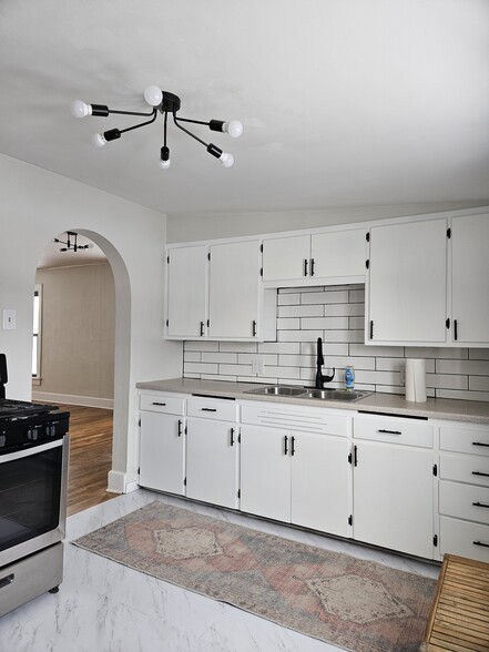 Building Photo - 1308 W Linn St