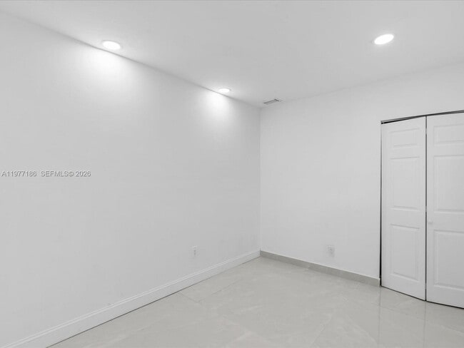 Building Photo - 4331 SW 31st Dr