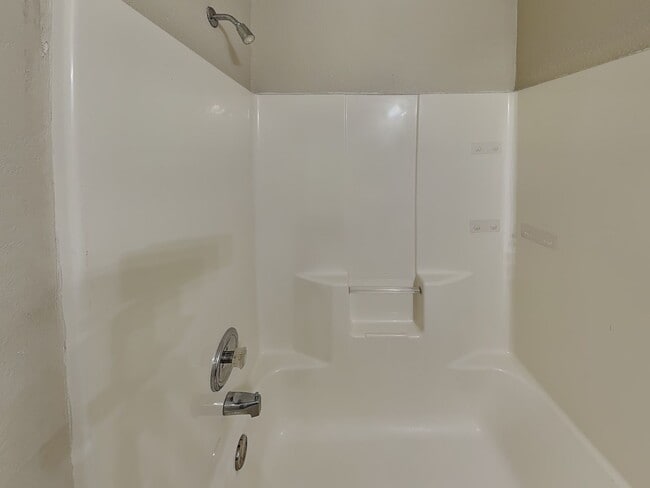 Building Photo - FREE MONTHS RENT WITH MOVE IN BEFORE END O...