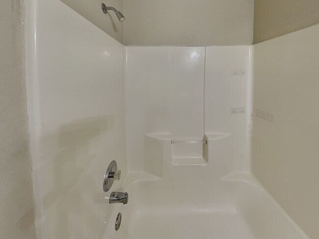 Building Photo - We’re currently offering one month free re...