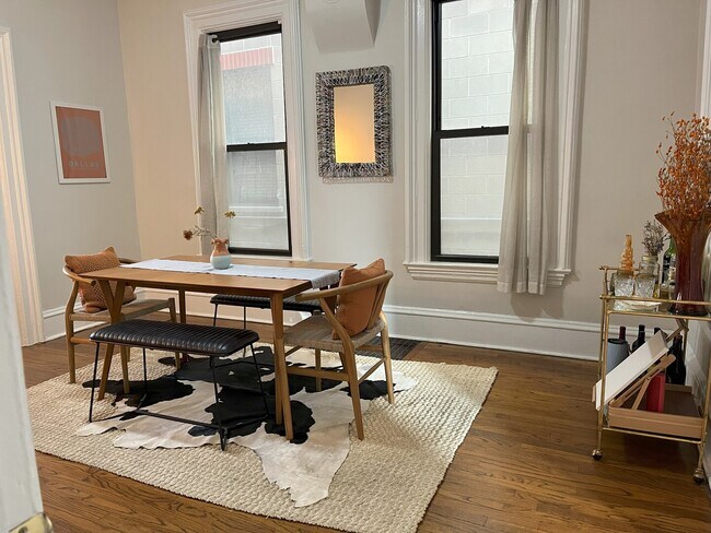 Building Photo - 2035 W Evergreen Ave