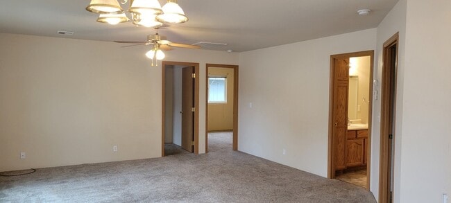 Building Photo - 228 SW Westholm Ave