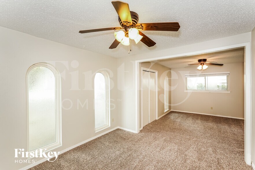 Building Photo - 2012 Garden Oaks Dr