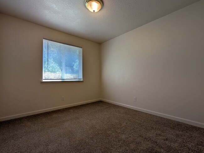 Building Photo - 3-Bedroom, 1.5-Bath Duplex In The Thurston Area of Springfield!