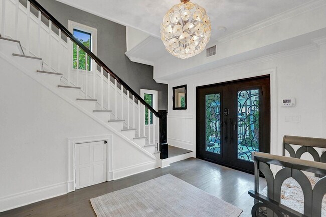 Building Photo - 614 Poinciana Dr