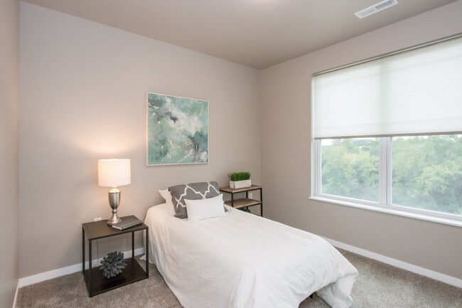 Building Photo - Spacious 2-Bedroom/2-Bath END UNIT on seco...
